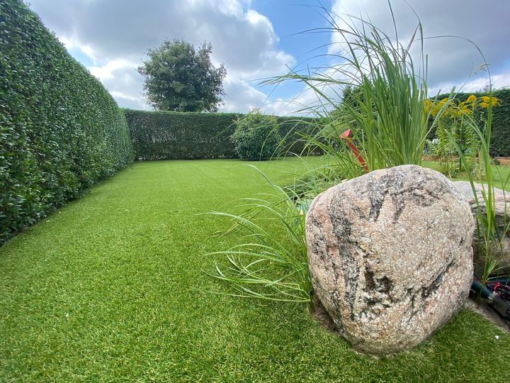 In diesem wunderschönen Garten in Bernau wurde der Kunstrasen Lush von