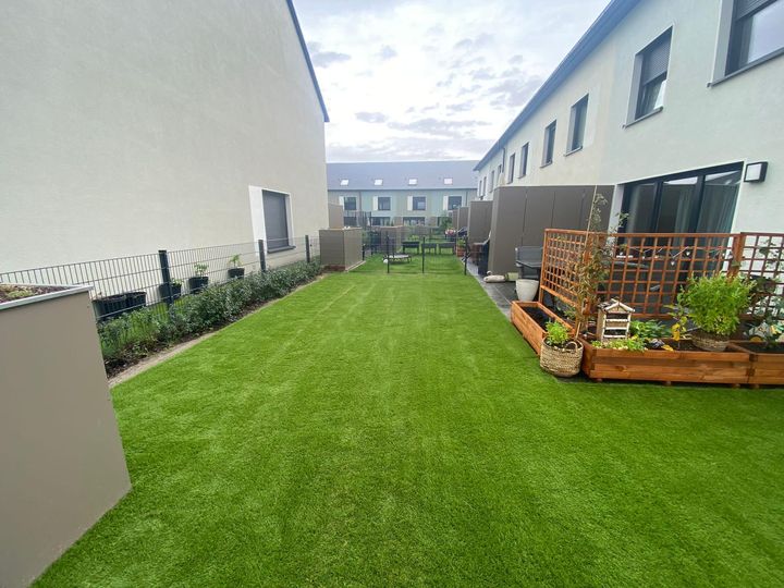 Trotz Regen erstrahlt dieser Garten in Leipzig mit dem Kunstrasen